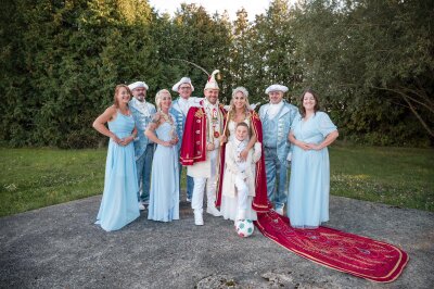 Prinzenpaar KG Waxweiler 2026 Prinz Üders I. (Gillenkirch) und Prinzessin Natascha I. (Gillenkirch) Page Lio. Gefolge Heinz & Manuela (Niesen), Frank & Sonja (Hurkes), Andreas (Berg) & Susi (Vervinckt)