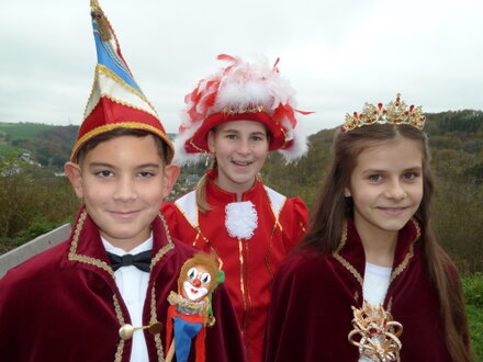 Kinderprinzenpaar Prinz Yunus, Prinzessin Ariane und Pagin Nele